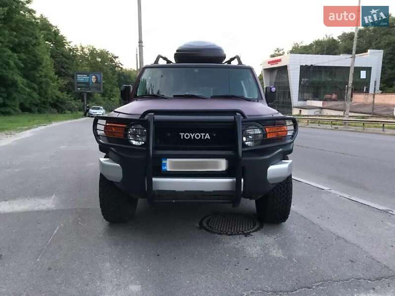 Внедорожник / Кроссовер Toyota FJ Cruiser 2011 в Киеве