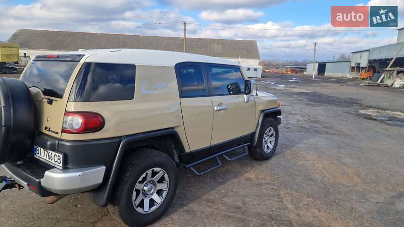 Позашляховик / Кросовер Toyota FJ Cruiser 2014 в Карлівці