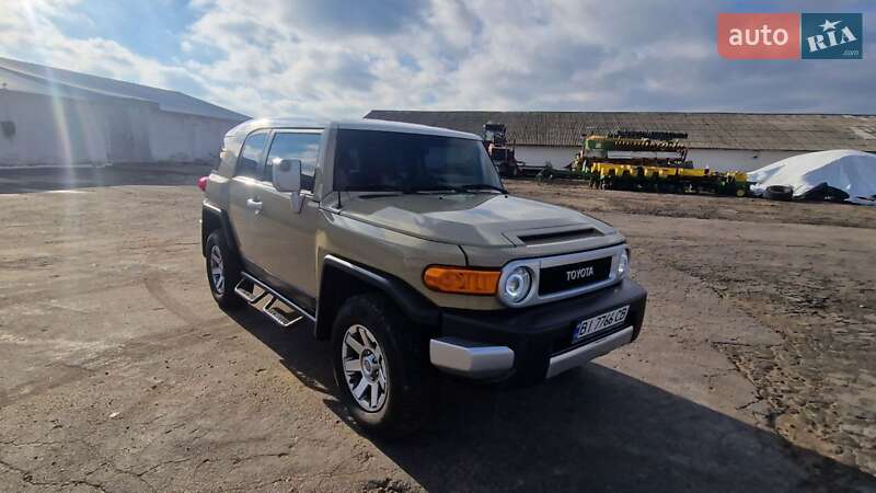Позашляховик / Кросовер Toyota FJ Cruiser 2014 в Карлівці