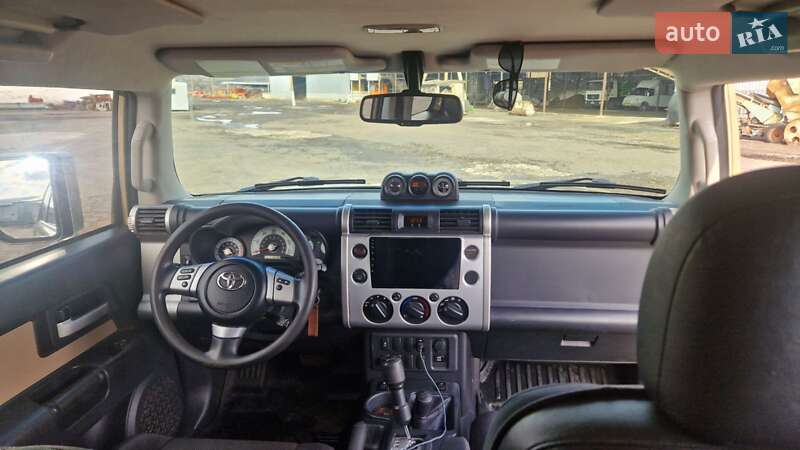 Позашляховик / Кросовер Toyota FJ Cruiser 2014 в Карлівці