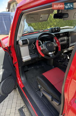 Внедорожник / Кроссовер Toyota FJ Cruiser 2012 в 