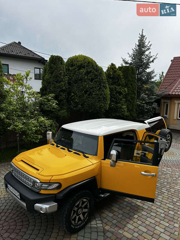 Позашляховик / Кросовер Toyota FJ Cruiser 2014 в Тячеві