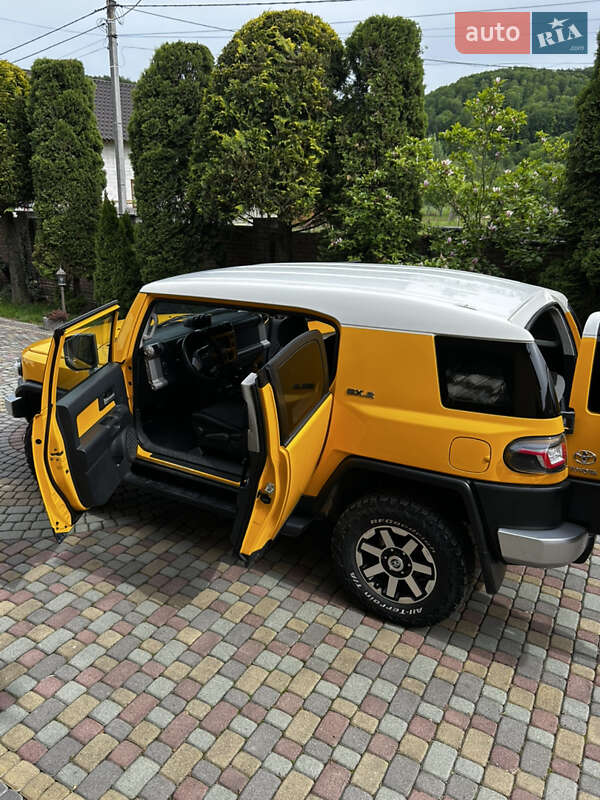 Позашляховик / Кросовер Toyota FJ Cruiser 2014 в Тячеві
