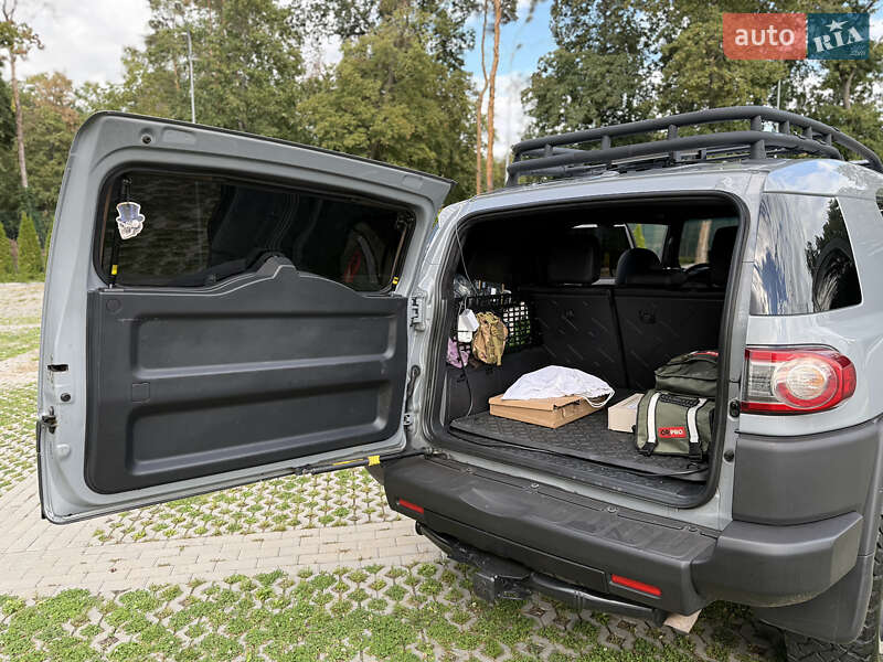Позашляховик / Кросовер Toyota FJ Cruiser 2012 в Києві фото 18 Позашляховик / Кросовер Toyota FJ Cruiser 2012 в Києві