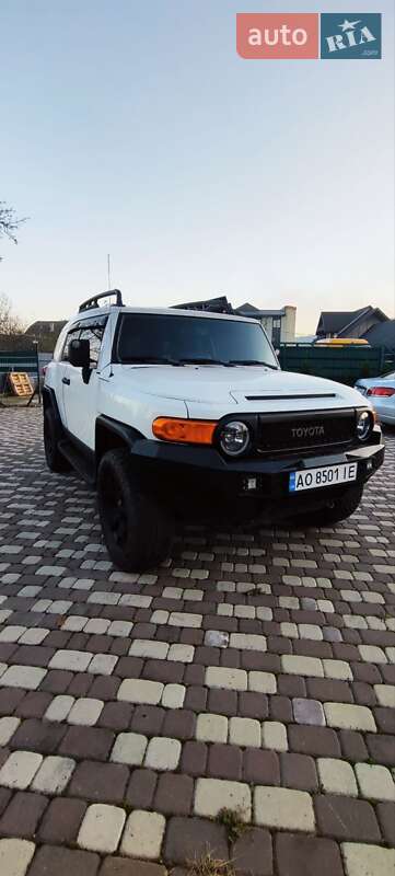 Внедорожник / Кроссовер Toyota FJ Cruiser 2014 в Тячеве