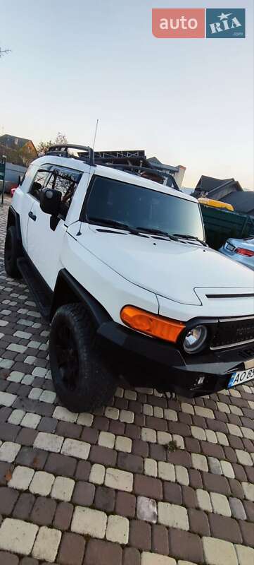 Внедорожник / Кроссовер Toyota FJ Cruiser 2014 в Тячеве