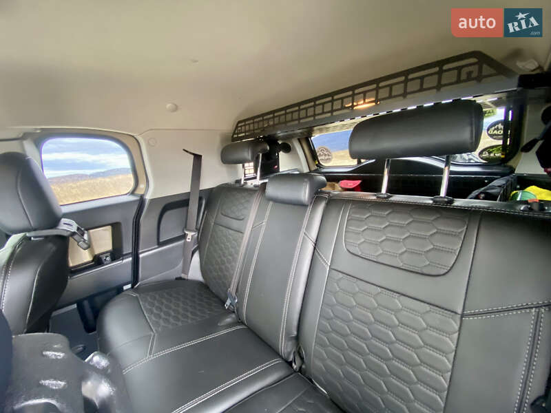 Позашляховик / Кросовер Toyota FJ Cruiser 2012 в Івано-Франківську