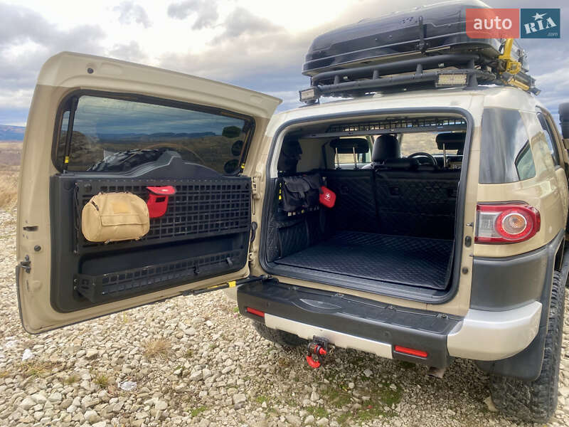 Позашляховик / Кросовер Toyota FJ Cruiser 2012 в Івано-Франківську