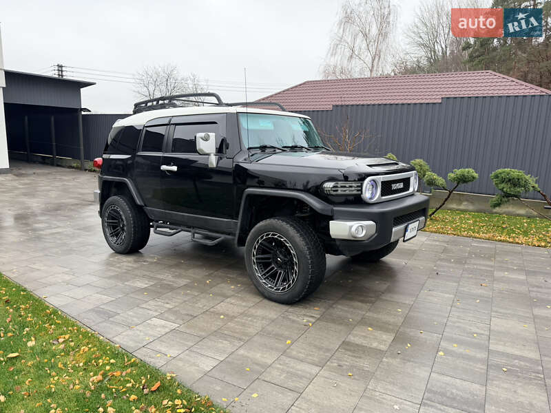 Внедорожник / Кроссовер Toyota FJ Cruiser 2014 в Обухове