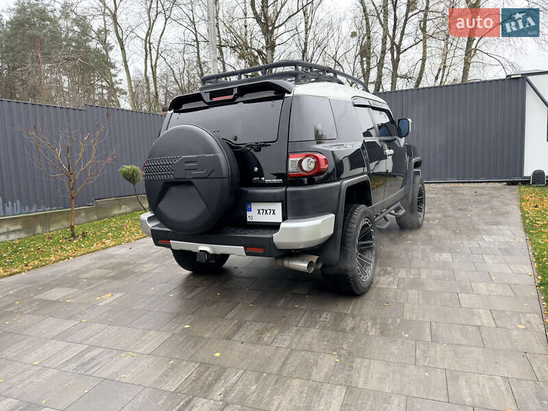 Внедорожник / Кроссовер Toyota FJ Cruiser 2014 в Обухове