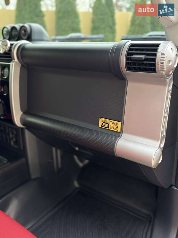 Позашляховик / Кросовер Toyota FJ Cruiser 2012 в Мукачевому фото 35 Позашляховик / Кросовер Toyota FJ Cruiser 2012 в Мукачевому