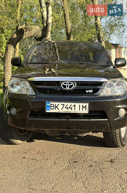 Позашляховик / Кросовер Toyota Fortuner 2005 в Рівному