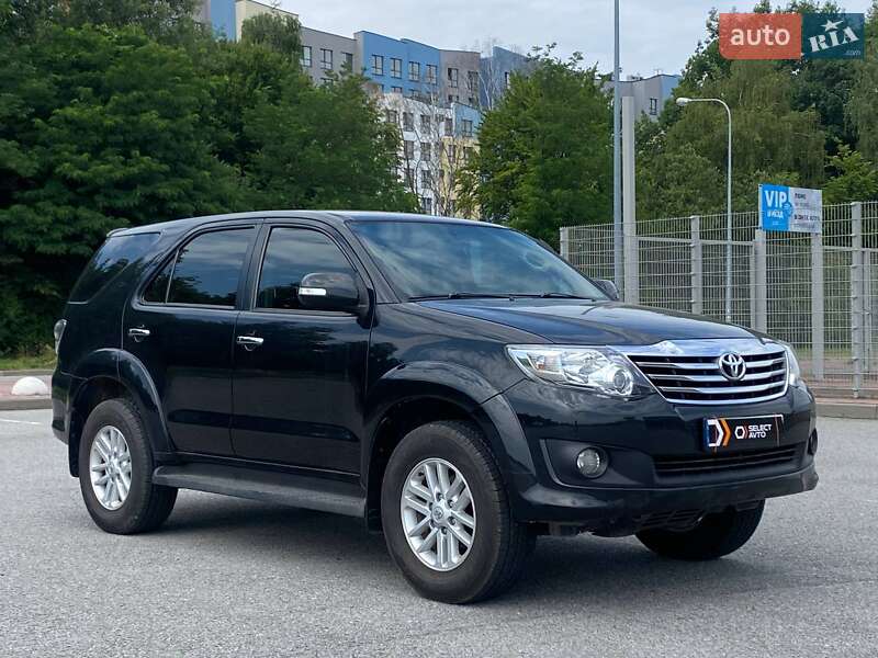 Позашляховик / Кросовер Toyota Fortuner 2013 в Львові