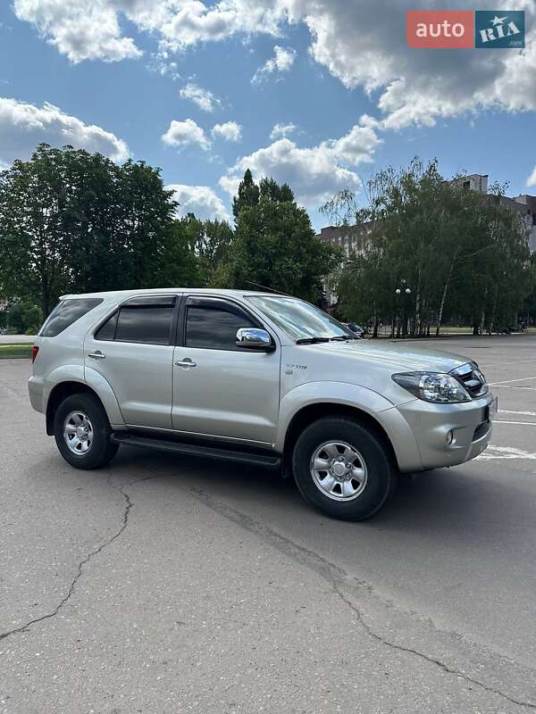 Позашляховик / Кросовер Toyota Fortuner 2008 в Кривому Розі