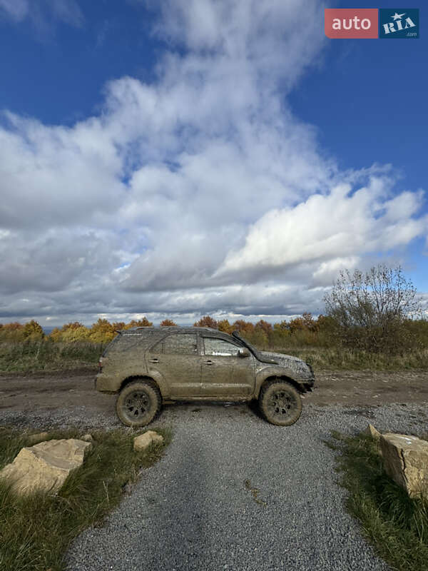 Позашляховик / Кросовер Toyota Fortuner 2006 в Львові