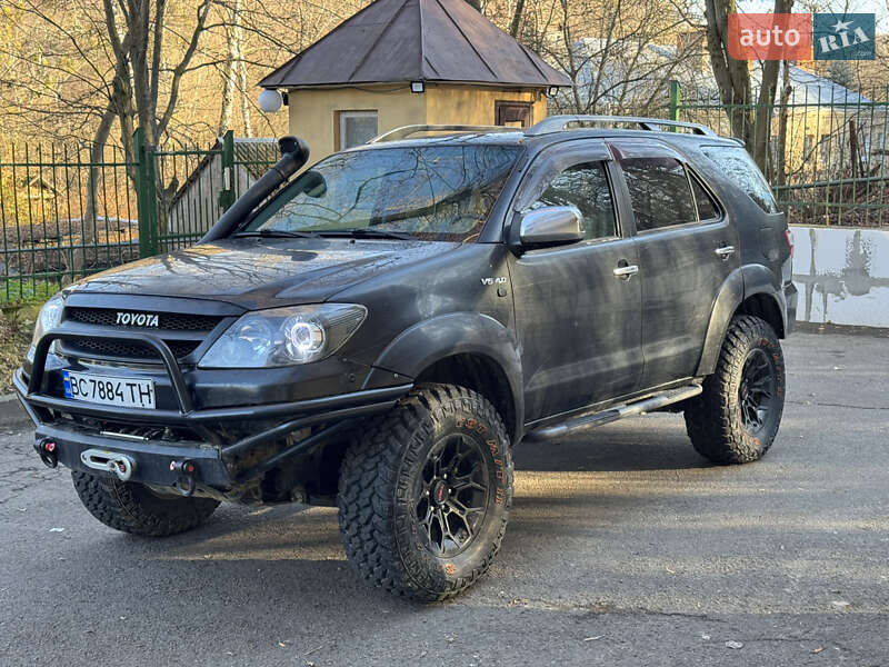 Позашляховик / Кросовер Toyota Fortuner 2006 в Львові