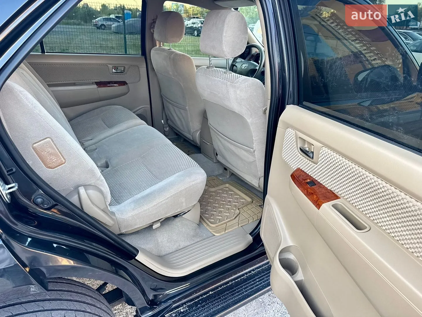 2010 Toyota Fortuner - мініатюра 12