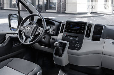 Минивэн Toyota Hiace 2020 в 