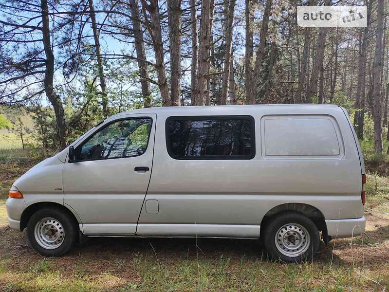 Седан Toyota Hiace 2003 в Любашевке