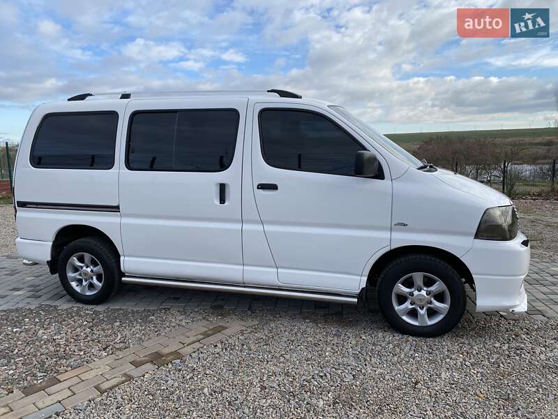 Минивэн Toyota Hiace 2008 в Южном