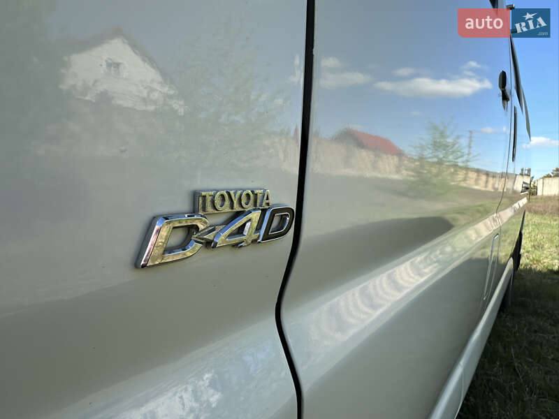 Мінівен Toyota Hiace 2012 в Сарнах