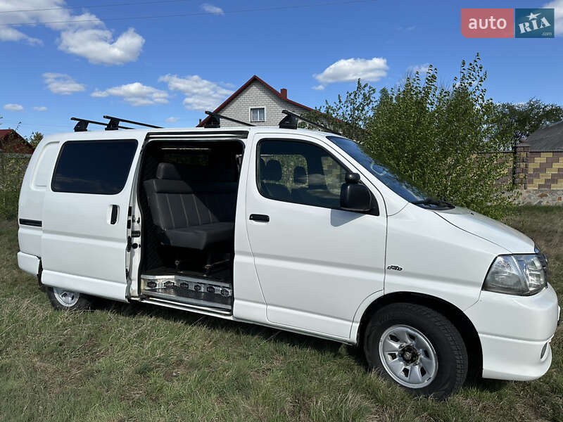 Мінівен Toyota Hiace 2012 в Сарнах