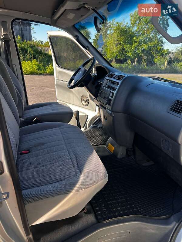 Мінівен Toyota Hiace 2006 в Сарнах