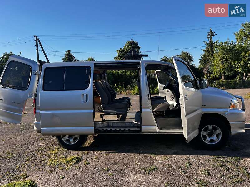Мінівен Toyota Hiace 2006 в Сарнах