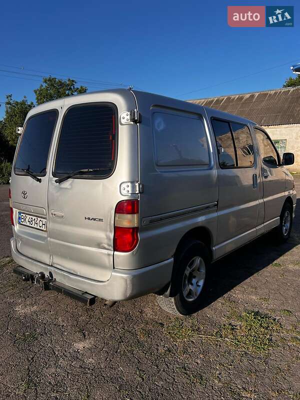 Мінівен Toyota Hiace 2006 в Сарнах