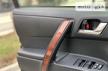 Позашляховик / Кросовер Toyota Highlander 2013 в 