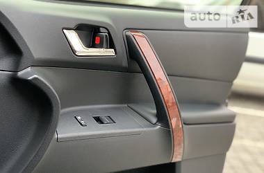 Позашляховик / Кросовер Toyota Highlander 2013 в 