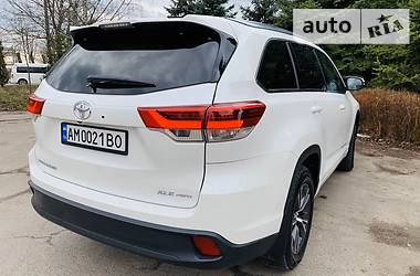Позашляховик / Кросовер Toyota Highlander 2018 в 