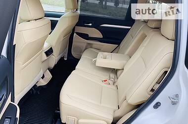 Позашляховик / Кросовер Toyota Highlander 2018 в 