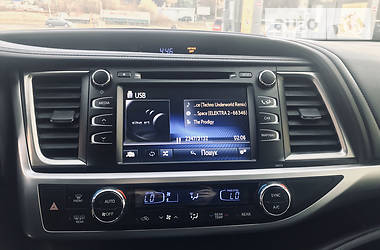 Внедорожник / Кроссовер Toyota Highlander 2015 в 