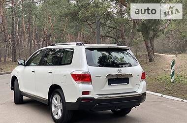 Позашляховик / Кросовер Toyota Highlander 2014 в 