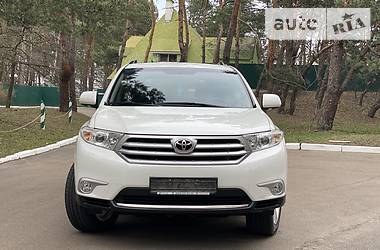 Позашляховик / Кросовер Toyota Highlander 2014 в 