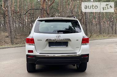 Позашляховик / Кросовер Toyota Highlander 2014 в 
