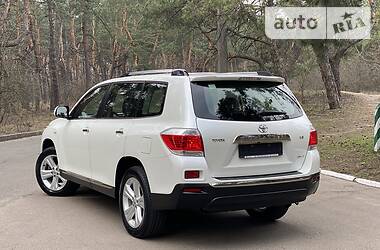 Позашляховик / Кросовер Toyota Highlander 2014 в 