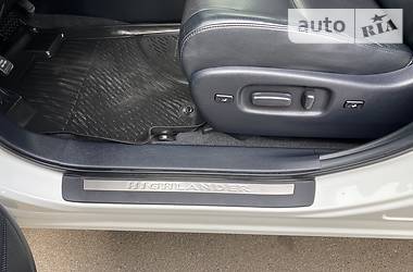Позашляховик / Кросовер Toyota Highlander 2014 в 