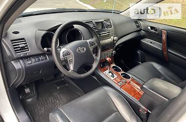 Позашляховик / Кросовер Toyota Highlander 2014 в 