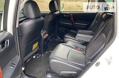 Позашляховик / Кросовер Toyota Highlander 2014 в 