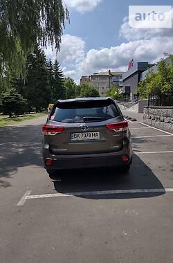 Универсал Toyota Highlander 2017 в Ровно