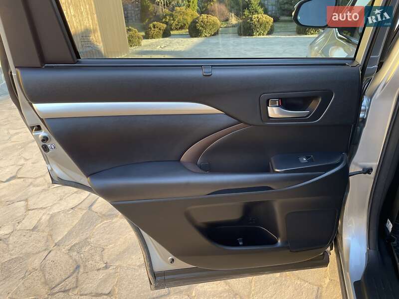 Внедорожник / Кроссовер Toyota Highlander 2018 в Ивано-Франковске