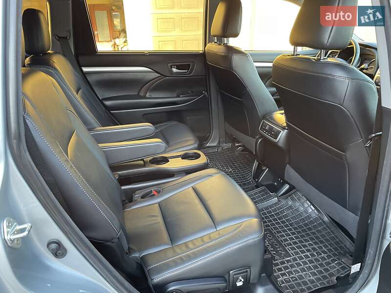 Внедорожник / Кроссовер Toyota Highlander 2018 в Ивано-Франковске