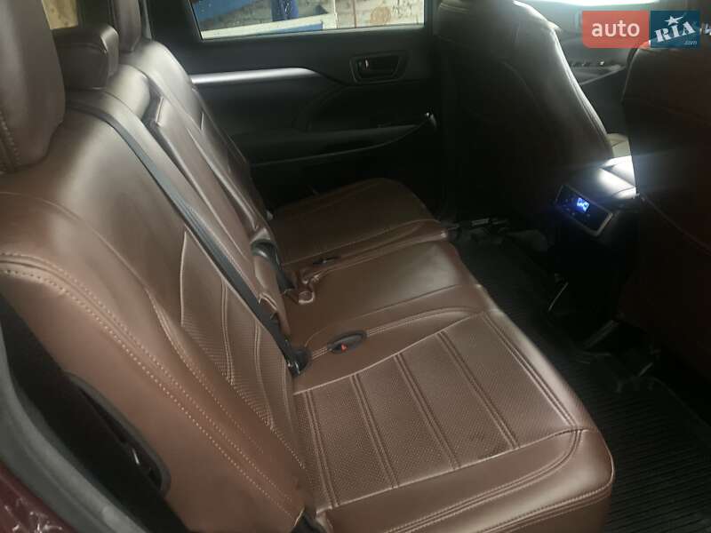 Позашляховик / Кросовер Toyota Highlander 2018 в Тернополі