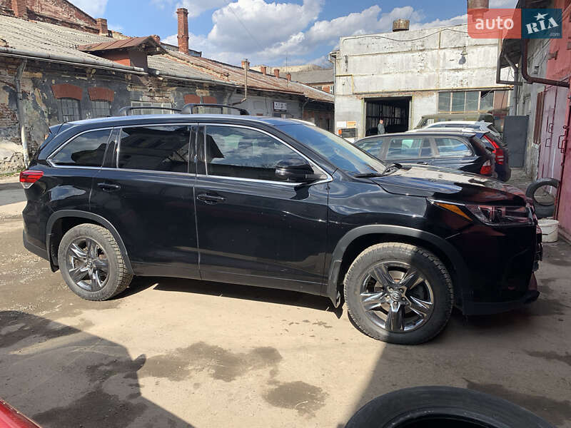 Позашляховик / Кросовер Toyota Highlander 2017 в Львові