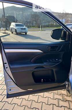 Позашляховик / Кросовер Toyota Highlander 2015 в 