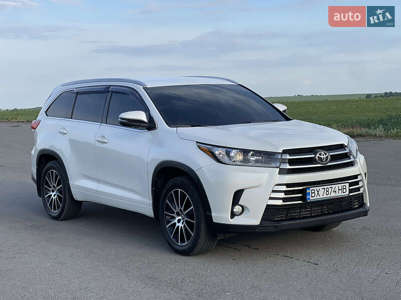 Позашляховик / Кросовер Toyota Highlander 2018 в 