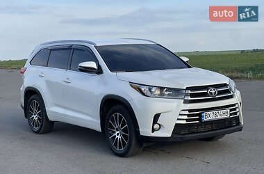 Позашляховик / Кросовер Toyota Highlander 2018 в 