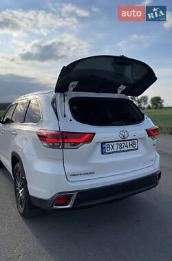 Позашляховик / Кросовер Toyota Highlander 2018 в 